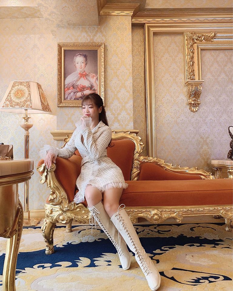 giày boots cổ cao cùng váy áo tôn dáng