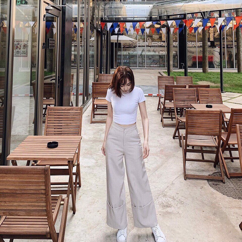 giày thể thao/sneaker xinh xắn với màu trắng quốc dân vô cùng tinh tế. Nàng hãy mix ngay với một em quần ống rộng sáng màu và áo ôm sát " tông sẹt tông". Nàng dạo phố thfi cứ như minh tinh luôn nè!