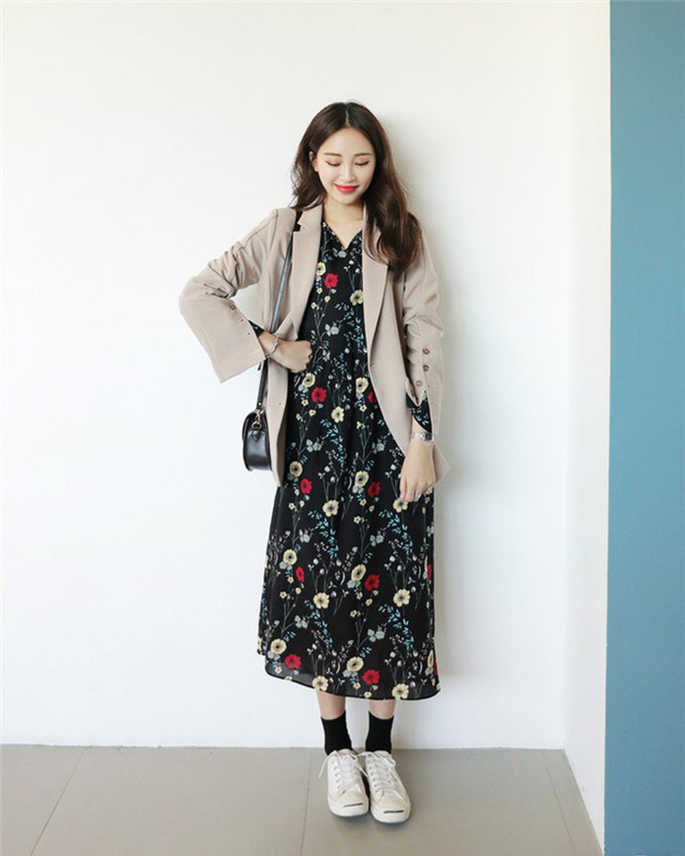 Đầm dài phối giày thể thao