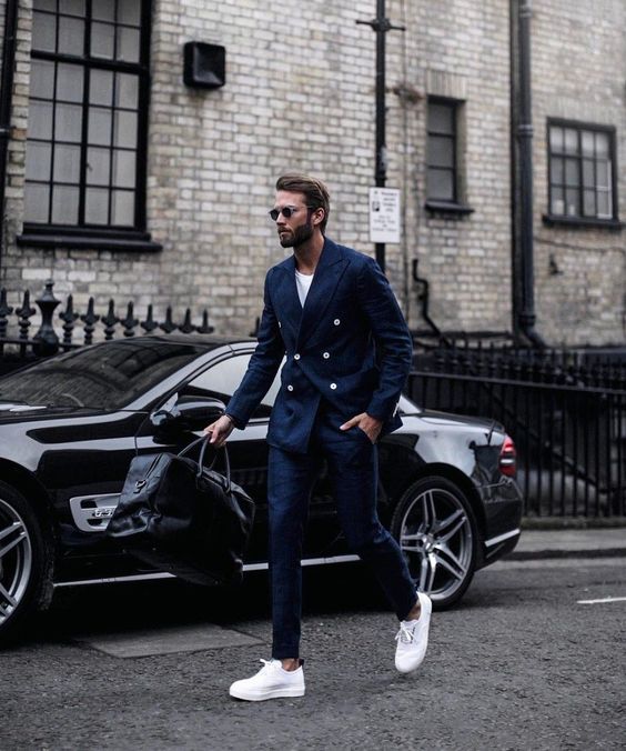 Sự kết hợp suit với sneaker