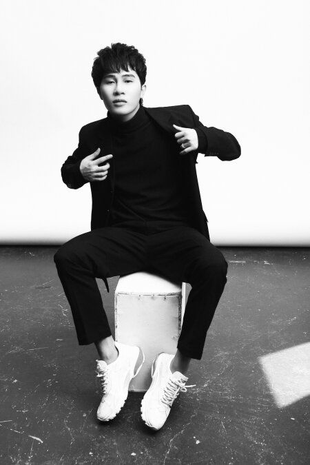 set đồ đen phối giày trắng 