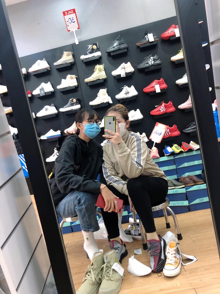 Mua giày tại cửa hàng MINSU