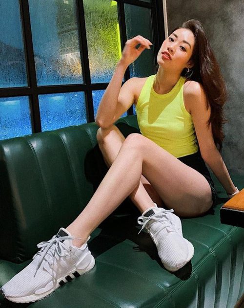 Khánh Vân diện giày thể thao