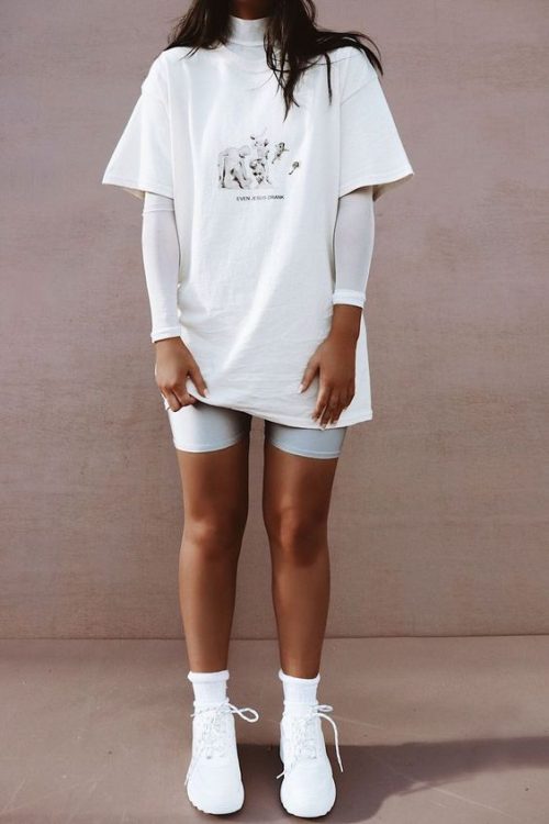 Phối đồ cùng tất vớ nữ hot trend 2021 - Diện là nghiện