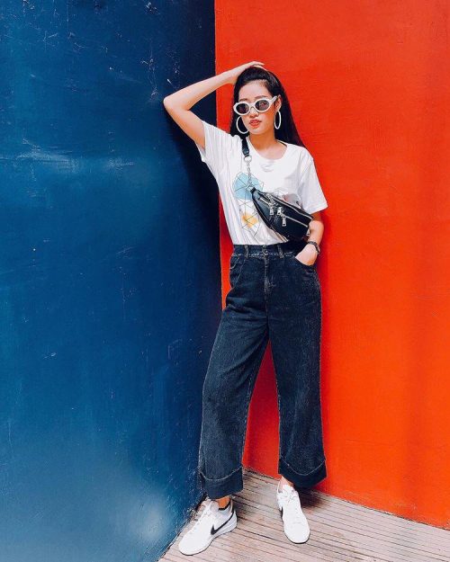 Khánh Vân diện giày thể thao