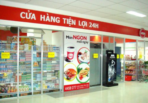 Đến cửa hàng tiện lợi mua keo 