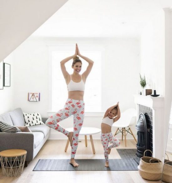 Mẹ và bé tập yoga tại nhà
