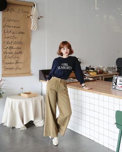 giày thể thao nữ màu trắng.