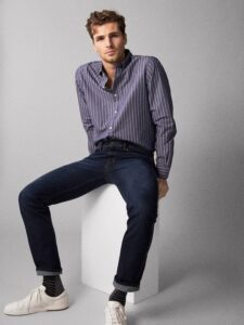 Sự kết hợp sơ mi với giày thể thao