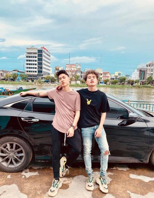 cặp đôi jack và K-icm đeo giày cặp