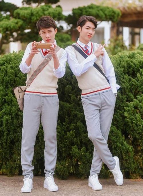 cặp đôi jack và K-icm đeo giày cặp