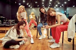 BLACKPINK Diện Giày Đế Độn