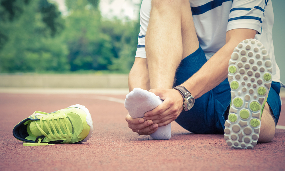 Chân bị phồng rộp đau rát do di giày thể thao