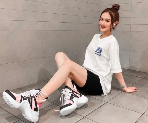 Diện giày thể thao chất như Soài Non